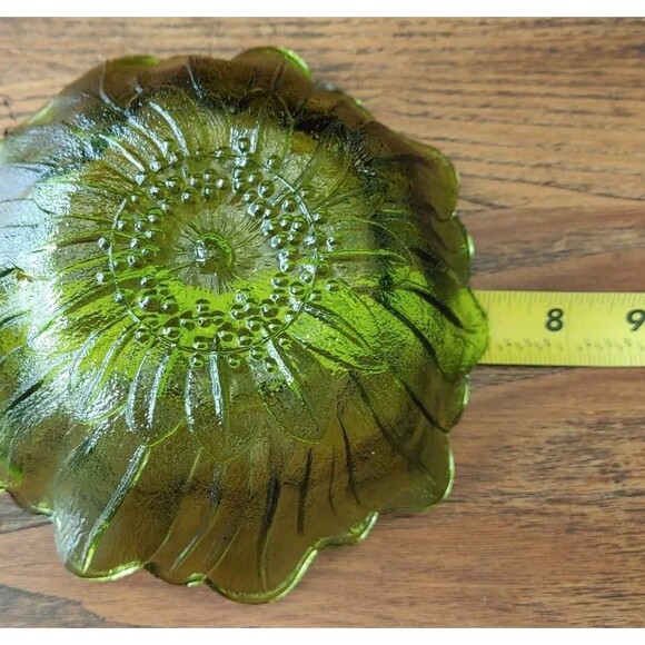 Vintage Indiana Avocado Green Glass Sunflower Shaped Candy Dish Scalloped Edges - Picture 7 of 9